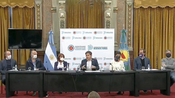 El gobernador estuvo acompañado por la vicegobernadora Verónica Magario; el presidente de la Cámara de Diputados provincial, Federico Otermin, y todo su gabinete. También lo acompañan los intendentes de Lanús, Néstor Grindetti; La Plata, Julio Garro; Quilmes, Mayra Mendoza; Hurlingham, Juan Zavaleta, y de Lomas de Zamora, Martín Insaurralde.