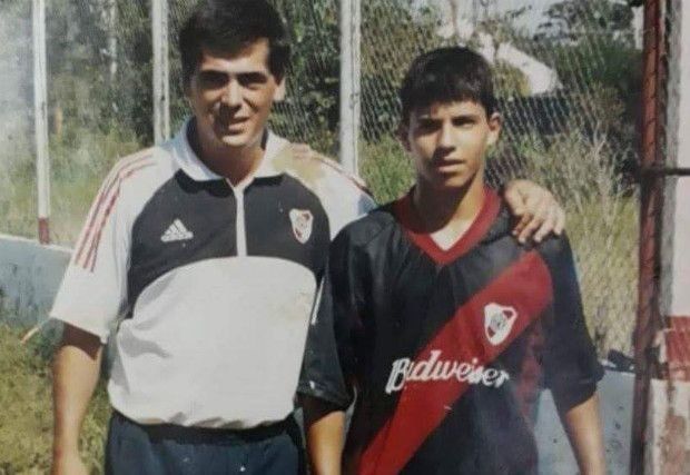 La foto de Agüero con la de River, del día que se probó en el 'Millonario'