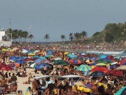 Las playas de Río de Janeiro, llenas de gente el domingo pasado pese a la prohibición por la pandemia de coronavirus.