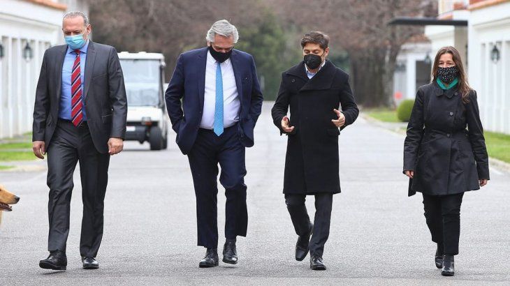 Axel Kicillof dialoga con Alberto Fernández, acompañados por Sergio Berni y Sabina Frederic.