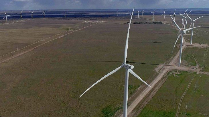 Xinjiang Goldwind Science & Technology Co Ltd (Goldwind), el mayor fabricante chino de aerogeneradores, posee cinco parques eólicos, de los cuales uno ya se encuentra en operación. Cuatro están en Chubut y uno en Miramar. Todos juntos alcanzarán una capacidad instalada de 354 MW.