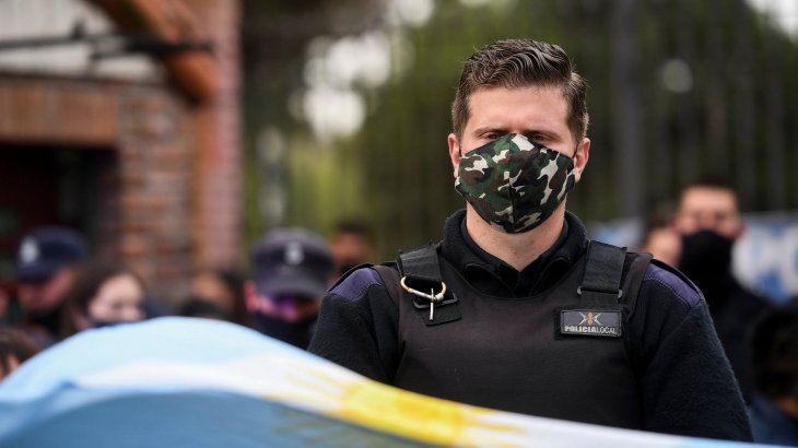 Centenares de oficiales con sus armas y patrulleros se presentaron en Olivos desde el mediodía