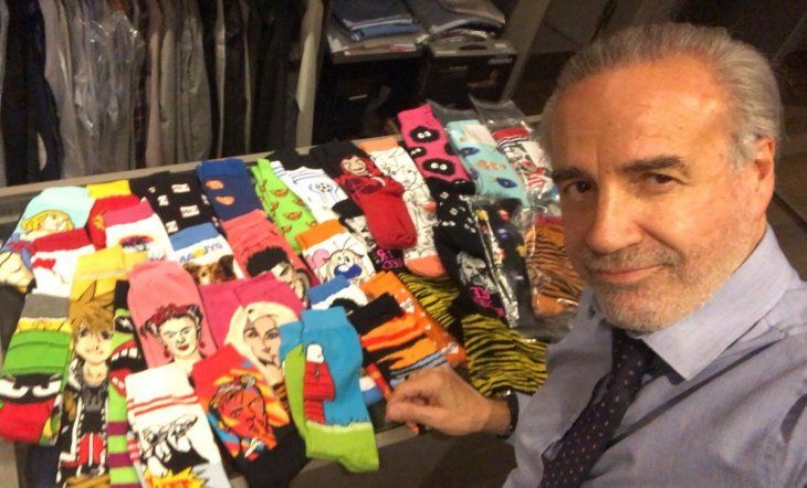 El mismo fabricante que le hace las medias a Capuya, le diseño un modelo a Alberto Fernández, con la cara de su perro Dylan.
