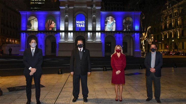 El ministro de Educación, Nicolás Trotta, junto al ministro de Cultura y Educación, Tristán Bauer y la primera dama de Argentina, Fabiola Yañez, presenciaron el jueves por la noche la proyección de retratos de maestras y maestros y un mensaje contundente de ¡Gracias! en la fachada del Museo Histórico Nacional del Cabildo y la Revolución de Mayo para compartir y visibilizar el valor inigualable que tiene el trabajo docente para todas las argentinas y argentinos.