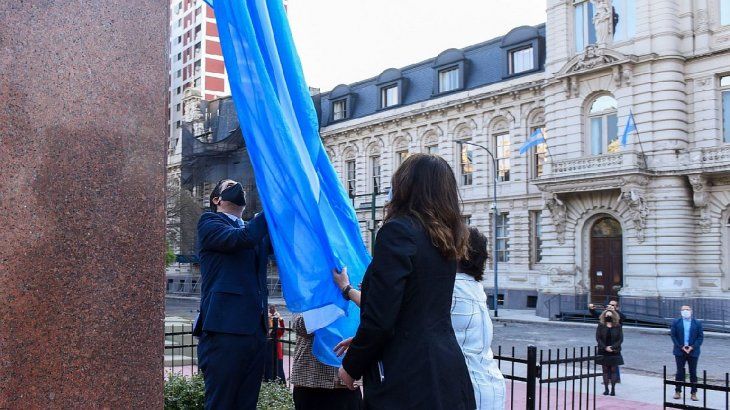Este viernes, se realizó el tradicional izamiento de la bandera argentina en la Plaza de los Maestros junto al gabinete de Educación Nacional, para dar luego comienzo a una videoconferencia con maestras y maestros de las 23 provincias y la Ciudad Autónoma de Buenas Aires para saludarlos en su día en representación de sus colegas de todo el país.