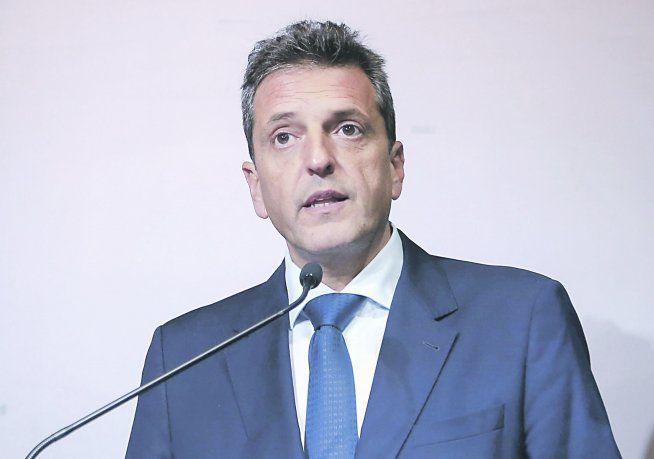 El presidente de la Cámara de Diputados, Sergio Massa, anunció que ningún legislador, ya sea diputado o senador, podrá comprara dólares con el objetivo de atesorarlos.