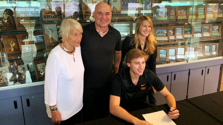 Jaden Agassi junto a sus padres, Steffi y Andre, y su abuela, Heidi Graf, en la firma del contrato con la Universidad del Sur de California.