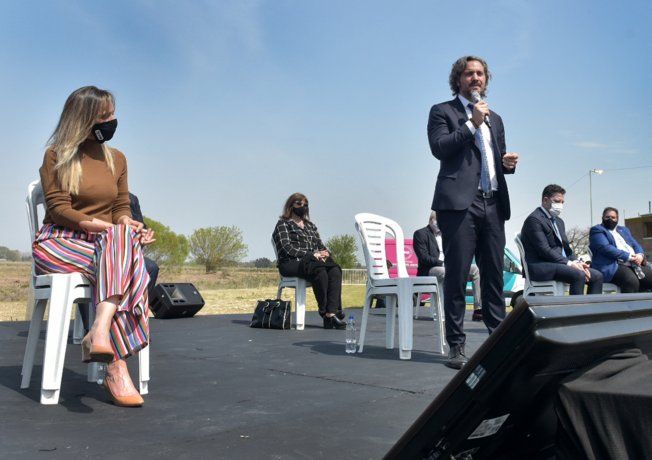 Cafiero estuvo acompañado por Malena Galmarini, presidenta de AySA; Gustavo Menéndez, intendente de Merlo; Martín Cosentino, titular de la Agencia de Administración de Bienes del Estado (AABE) y Roberto Gallo, rector de la casa de altos estudios.