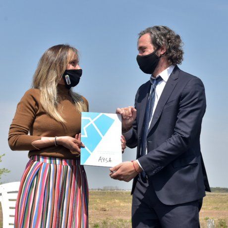 Cafiero estuvo acompañado por Malena Galmarini, presidenta de AySA; Gustavo Menéndez, intendente de Merlo; Martín Cosentino, titular de la Agencia de Administración de Bienes del Estado (AABE) y Roberto Gallo, rector de la casa de altos estudios.