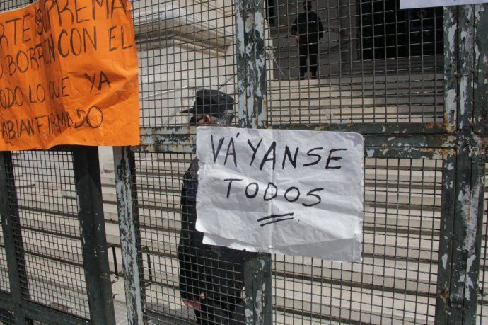 El Palacio de Justicia amaneció lleno de carteles y banderas argentinas.