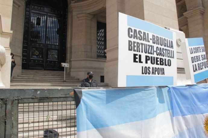 El Palacio de Justicia amaneció plagado de carteles y banderas argentinas.
