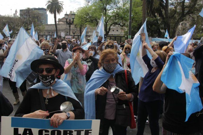 Manifestantes se aglutinan en las afueras del Palacio de Justicia.
