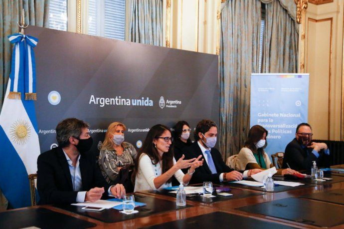 El jefe de Gabinete, Santiago Cafiero, encabezó la primera reunión del Gabinete Nacional para la Transversalización de las Políticas de Género, junto a la titular del Ministerio de las Mujeres, Géneros y Diversidad de la Nación, Elizabeth Gómez Alcorta.