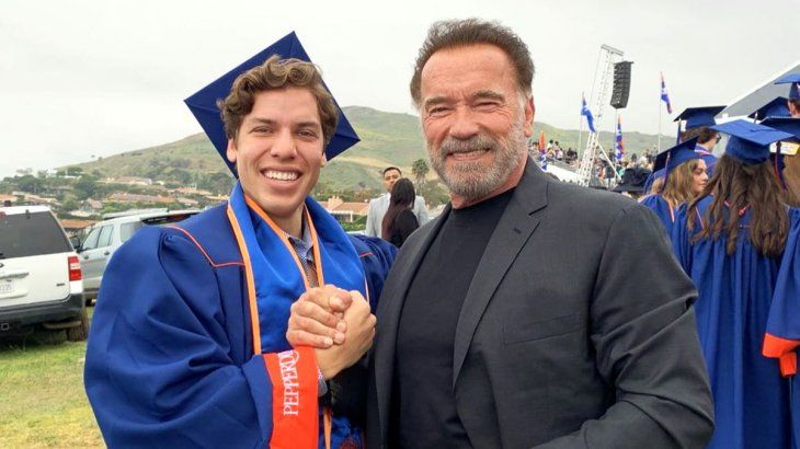 Schwarzenegger junto a su hijo, Joseph Baena, luego de que este se graduara en negocios en la Universidad Pepperdine.
