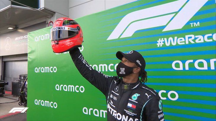 Lewis Hamilton se hizo de la carrera en Nürburgring en la vuelta 13 cuando desplazó de la punta a su compañero de equipo Lewis Hamilton se hizo de la carrera en Nürburgring en la vuelta 13 cuando desplazó de la punta a su compañero de equipo