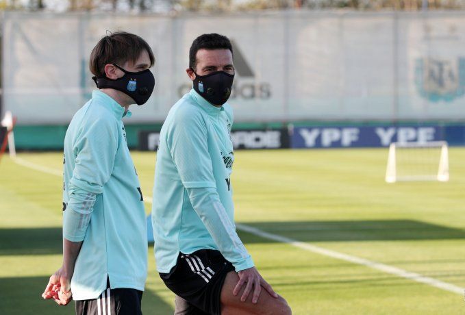Lionel Scaloni charla con Diego Placente. El técnico de la Selección mantiene dos dudas de cara al duelo con Bolivia.