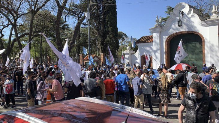 A favor: militantes peronistas concentraron en la puerta de la Quinta de Olivos para expresar su apoyo al Gobierno.