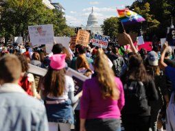 A pesar del coronavirus, miles de mujeres marcharon en contra de Trump en todo EEUU.