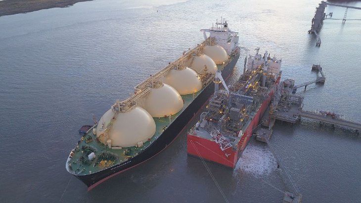 Los ex directivos de YPF subestimaron la capacidad de procesamiento de gas natural y almacenamiento de GNL de la barcaza Tango FLNG y firmaron un contrato a 10 años, que trasciende al menos tres gobiernos constitucionales. 