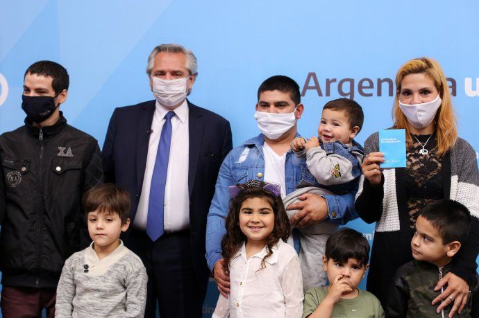 Olga y David fueron los primeros en recibir el certificado, de manos del presidente Alberto Fernández. Acudieron a Casa Rosada acompañados por sus familias. 