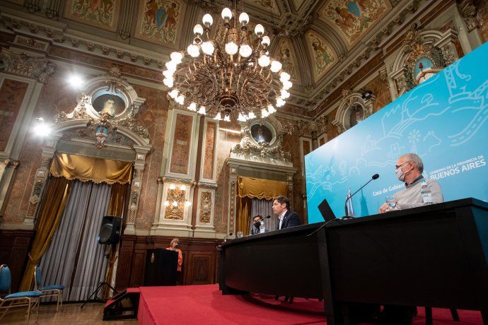 Kicillof, en conferencia de prensa en La Plata, junto al ministro de Salud, Daniel Gollán y el jefe de Gabinete, Carlos Bianco. 