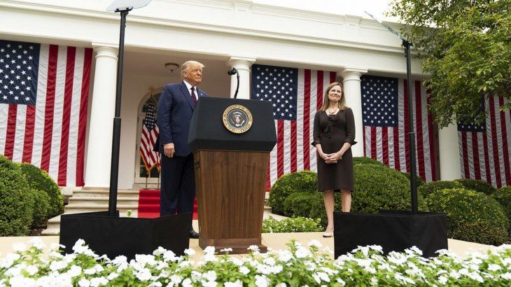 Donald Trump y Amy Coney Barrett durante el acto de nominación que derivó en un brote de Covid-19.