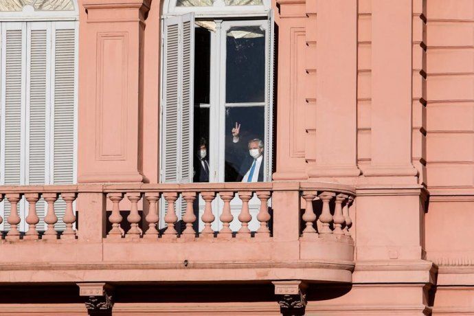 Alberto Fernández saludó desde Casa Rosada a quienes recordaban a Néstor Kirchner en Plaza de Mayo.