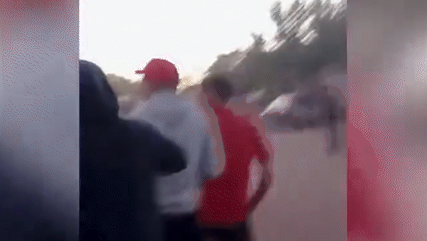 La pelea involucró un grupo de alrededor de 10 personas y ocurrió a la salida de un boliche. La pelea involucró un grupo de alrededor de 10 personas y ocurrió a la salida de un boliche.