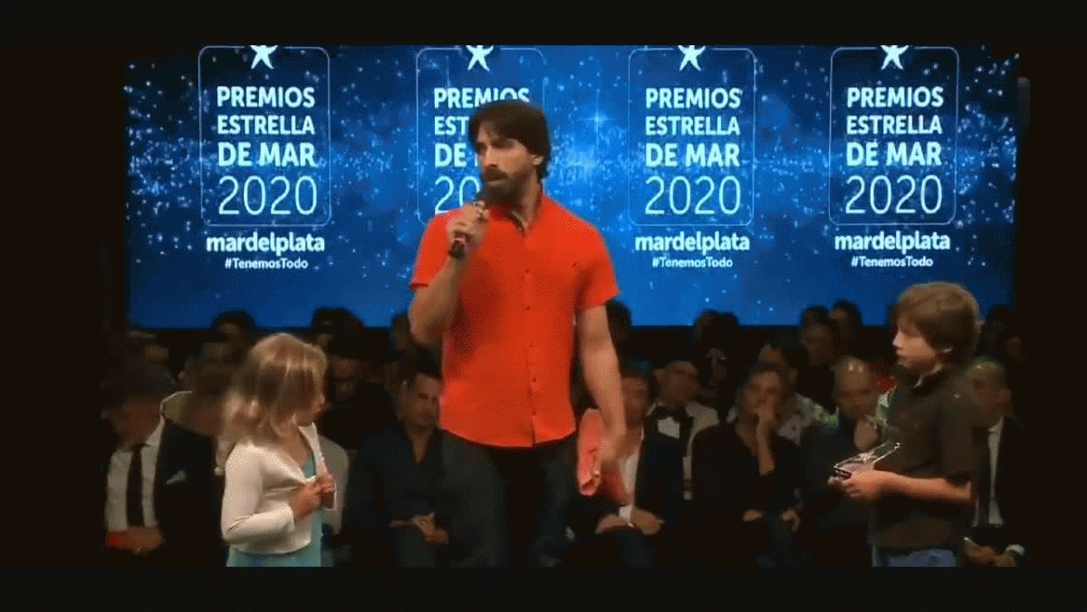 Director teatral fingió cortarse las venas en la entrega de los Estrella de Mar