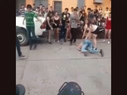 Momento en que el joven, casi inconsiente, recibe la patada del otro.