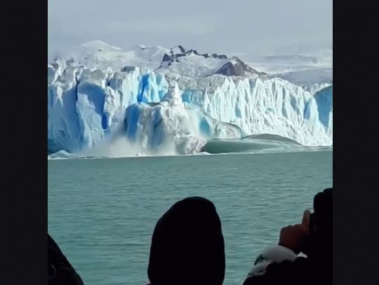 Gigante De Hielo Emergio Sorpresivamente Frente Al Glaciar Perito Moreno