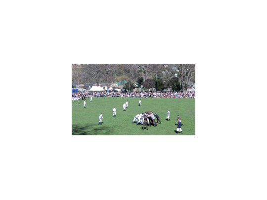 La misma foto, 140 años después. Con vestimenta de la época y 18 jugadores de cada lado, se rememoró el primer partido de la historia.