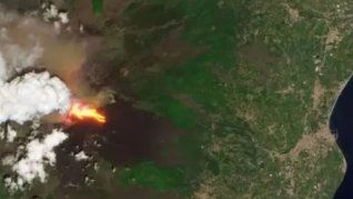 Así se ve una erupción de un volcán desde el espacio.