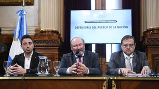 El senador Kronerberger prometió acelerar la designación de un Defensor del Pueblo. El senador Kronerberger prometió acelerar la designación de un Defensor del Pueblo.