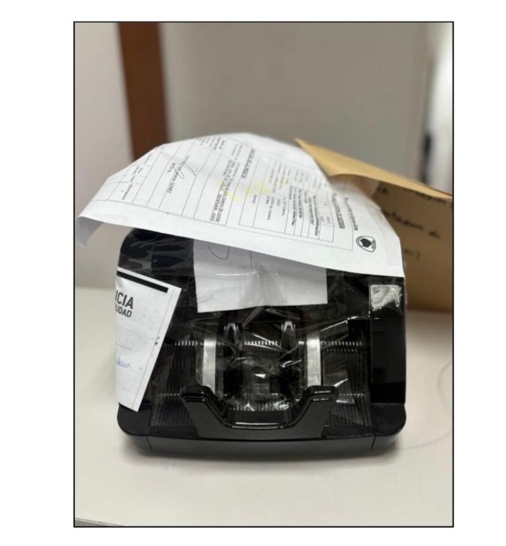 En su casa, se encontró una máquina de contar billetes. En su casa, se encontró una máquina de contar billetes.