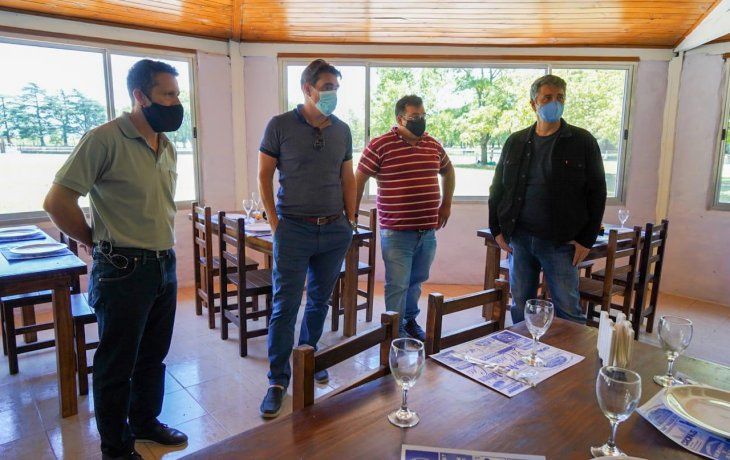 Jorge Macri y Javier Iguacel junto a emprendedores.&nbsp;