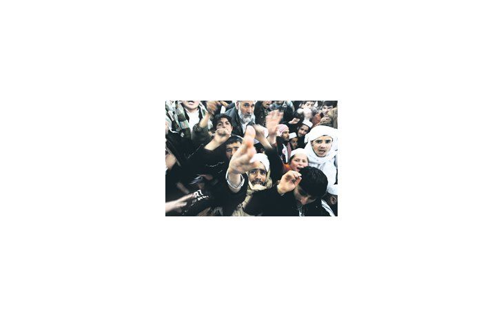 Manifestantes afganos gritan consignas contra Estados Unidos en la localidad de Herat. El Gobierno de Hamid Karzai exigió juicios contra los responsables.