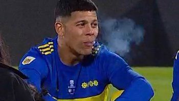 Marcos Rojo exhala el humo de su cigarrillo después de la victoria de Boca ante Tigre en la final de la Copa de la Liga.