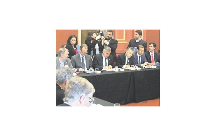 Acuerdo. Juan Schiaretti, Gustavo Bordet, Gerardo Morales, Alfredo Cornejo y Juan Manuel Urtubey firmaron ayer un acuerdo fiscal light (más parecido a una carta de intención) con el Gobierno de Mauricio Macri.