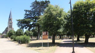 Plaza principal de Roque Pérez.