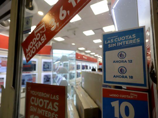 Podrán adherir al Programa los proveedores y comercios que comercialicen en forma principal los bienes incluidos en la iniciativa, y/o cuyos establecimientos califiquen como Supermercados, Hipermercados o Tiendas de Rubros Generales.