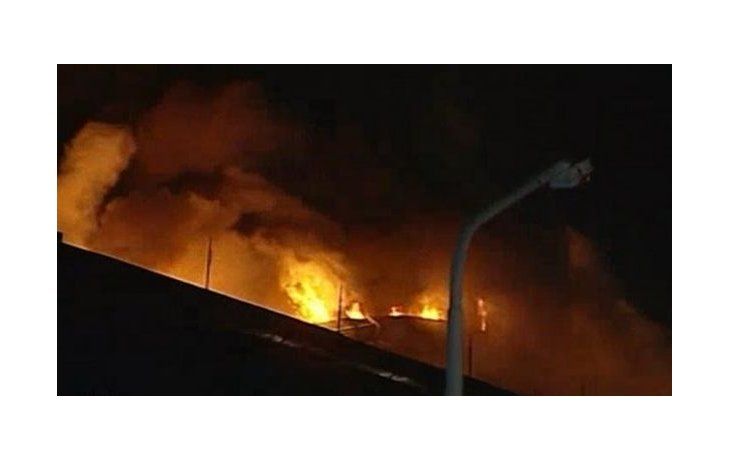 El fuego se habría iniciado por un cortocircuito en una de las cámaras frigoríficas.