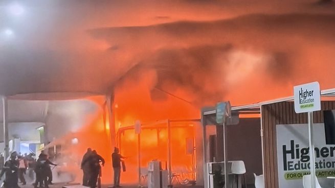 Autoridades internacionales informaron que aún se investigan las causas del incendio y que la zona permanece cerrada mientras se evalúan daños.