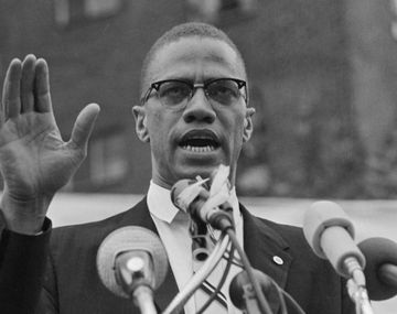 El-Hajj Malik El-Shabazz, nacido como Malcolm Little y conocido como Malcolm X .