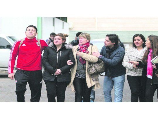 Puro dolor. Un grupo de familiares de las víctimas viajaron a Mendoza. Por la tarde, los cuerpos fueron trasladados a Buenos Aires en un avión.
