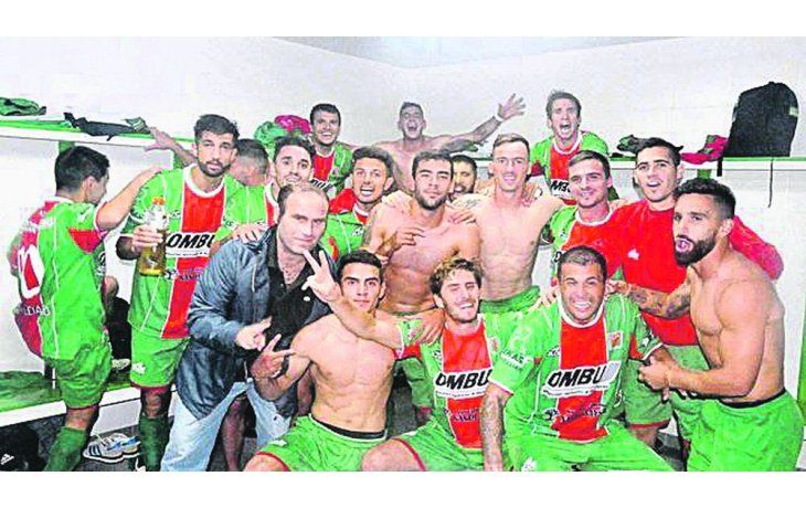 ámbito.com | FESTEJOS. Bernardo Grobocopatel festeja con el plantel tras el último triunfo.