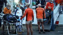 Personal de la Guardia Costera de Filipinas transporta bolsas con los restos mortales de los tripulantes fallecidos en el hundimiento del buque de carga M/V Devon Bay.