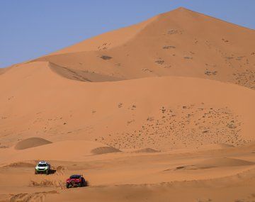 Odisea. Juan Manuel Silva debió dormir en el desierto saudí luego del desperfecto mecánico que sufrió su camión en el rally Dakar.