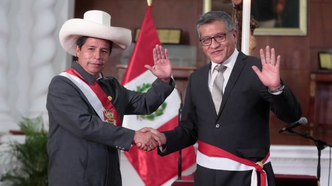 El presidente de Perú, Pedro Castillo, y el flamante ministro de Educación, Rodrigo Serna.