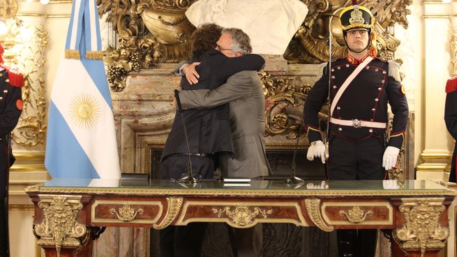 Javier Milei le tomó juramento a Mario Lugones.&nbsp;